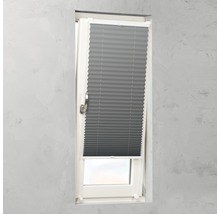 Rulou plisată gri pe o fereastră pentru controlul luminii.