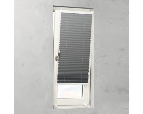 Rulou plisată gri pe o fereastră pentru controlul luminii.