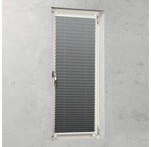 Storuri plisate gri pentru ferestre în tocul ferestrei