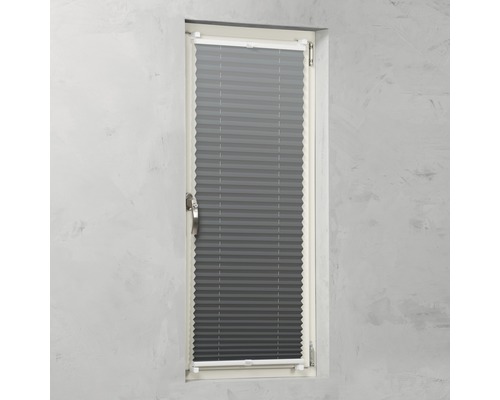 Storuri plisate gri pentru ferestre în tocul ferestrei