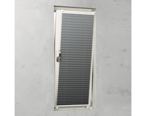 Jaluzea plisată gri pe fereastră