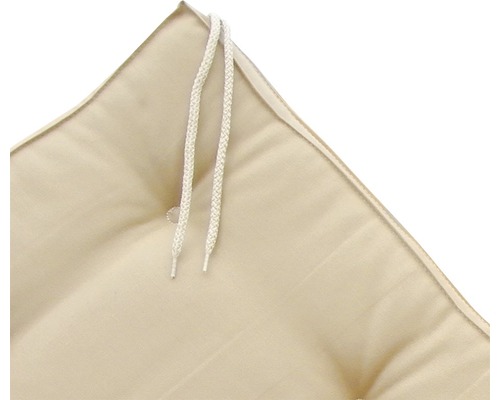 Prim-plan al unei perne de șezut cu curele de fixare