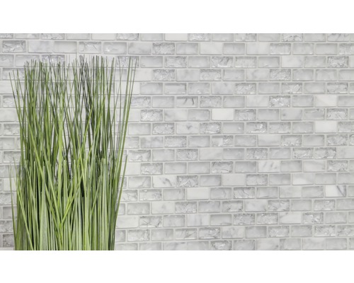 Gresie de perete cu mozaic de sticlă și iarbă decorativă