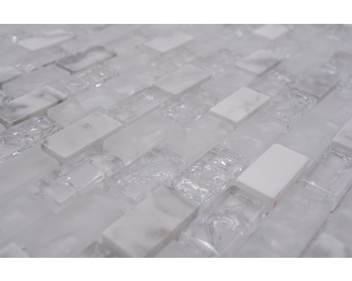 Prim-plan cu un mozaic din sticlă și marmură