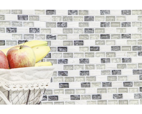 Perete de plăci de mozaic cu un coș de fructe în prim-plan