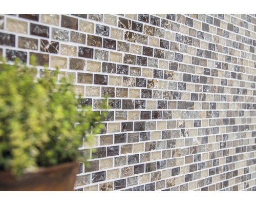 Perete cu plăci de mozaic în format de cărămidă