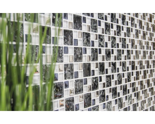 Perete de plăci de mozaic cu elemente pătrate și dreptunghiulare din sticlă și ceramică