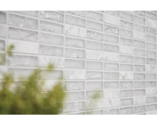 Perete cu plăci de mozaic cu elemente dreptunghiulare din sticlă și piatră