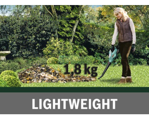 "Femeie folosind o suflantă de frunze în grădină