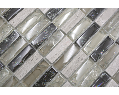 Detaliu de plăci de mozaic din sticlă și piatră naturală