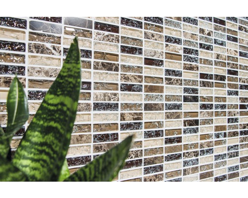 Plăci de perete cu model mozaic și elemente dreptunghiulare.