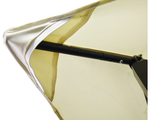 Prim-plan al unei umbrele de soare cu cadru negru și husă deschisă la culoare