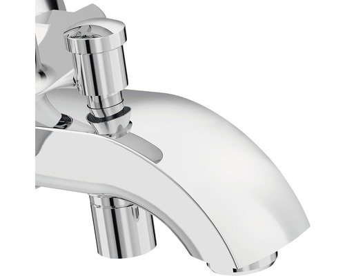 Prim-plan cu robinet de baie cromat.