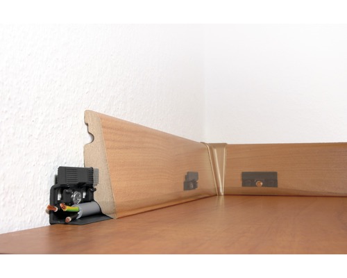 Plintă cu canal de cablu integrat și accesorii pentru montaj.