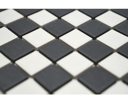 Prim-plan cu plăci de mozaic în formă pătrată