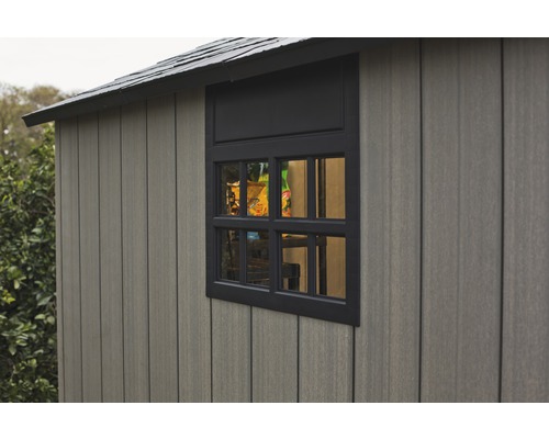 Detaliu al unei căsuțe de grădină cu fereastră