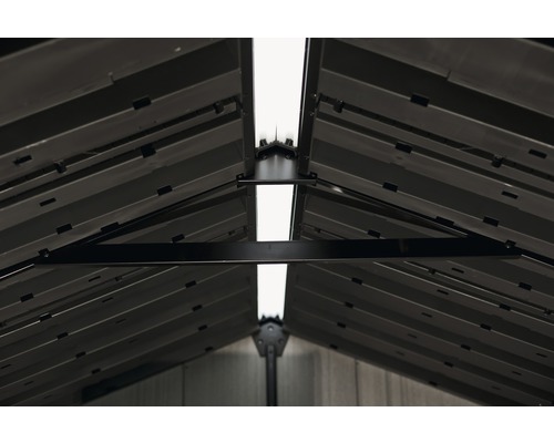 Vedere interioară a unei magazii de grădină cu structură de acoperiș și grinzi de oțel