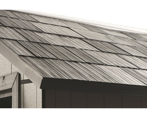 Prim-plan cu șindrilele de acoperiș ale unei cabane de grădină.