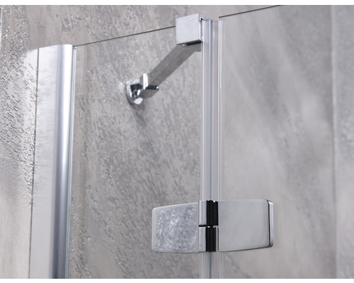 Detalii ale unei cabine de duș cu accesorii cromate și bară de stabilizare