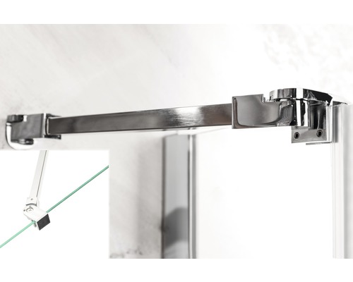 Prim-plan cu suportul cabinei de duș cu bară de stabilizare