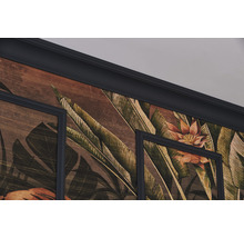 Prim-plan cu tapet cu model floral și muluri decorative
