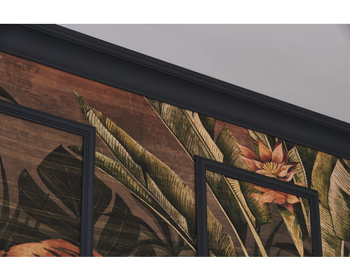 Prim-plan cu tapet cu model floral și muluri decorative