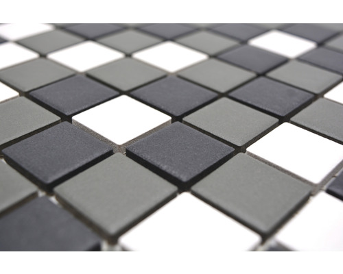 Plăci de mozaic în formă pătrată, diferite nuanțe de gri