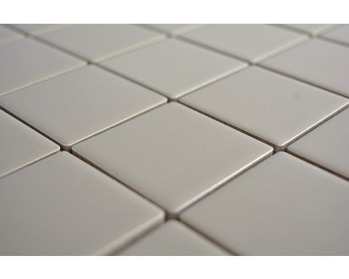 Plăci ceramice așezate în model de diamant