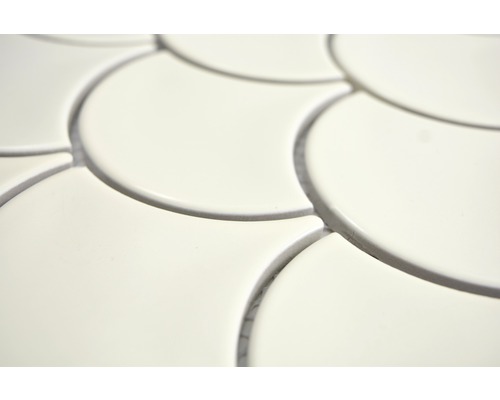 Prim-plan cu plăci de mozaic în formă de solzi de pește