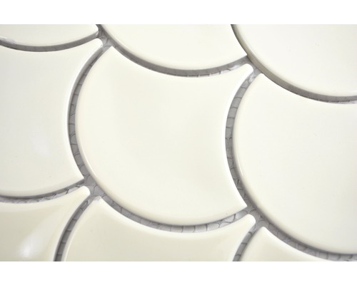 Prim-plan cu plăci de mozaic în formă de solzi