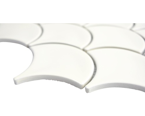 Prim-plan cu plăci ceramice în formă de evantai