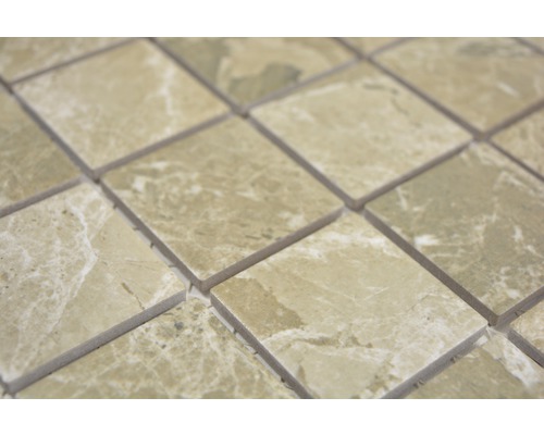 Prim-plan cu plăci de mozaic din piatră naturală