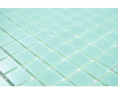 Prim-plan cu plăci mici de mozaic din sticlă pătrată