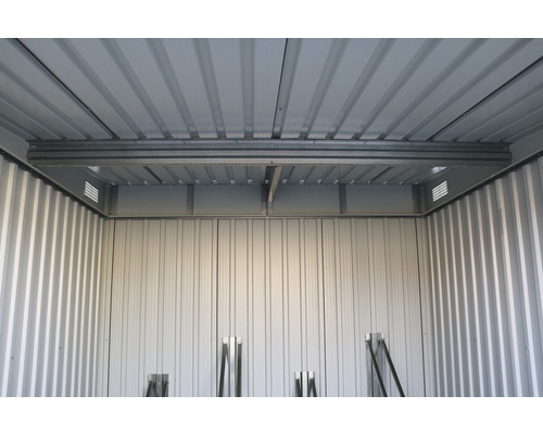 Vedere interioară a unei magazii de grădină cu pereți și acoperiș metalice