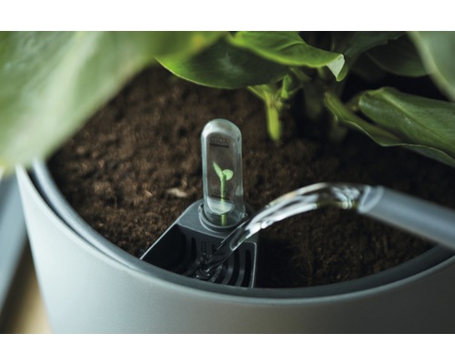 Sistem de irigare pentru jardiniere cu indicator de nivel al apei