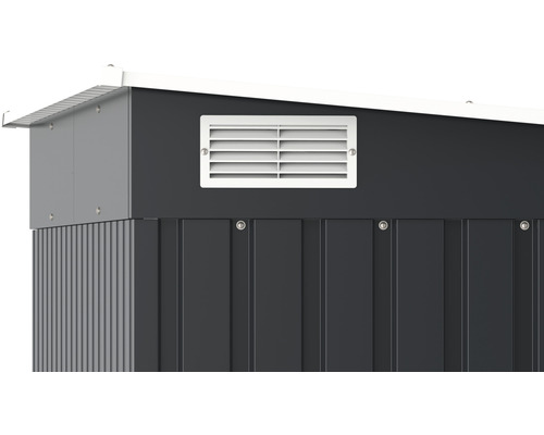 Imagine detaliată cu un perete de magazie de grădină cu grilă de ventilație