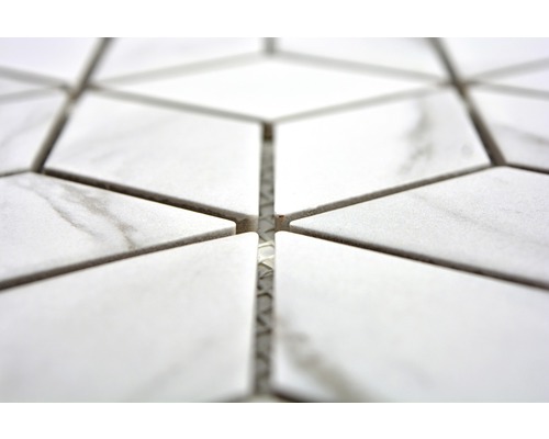 Prim-plan cu plăci de mozaic albe în formă de romb.