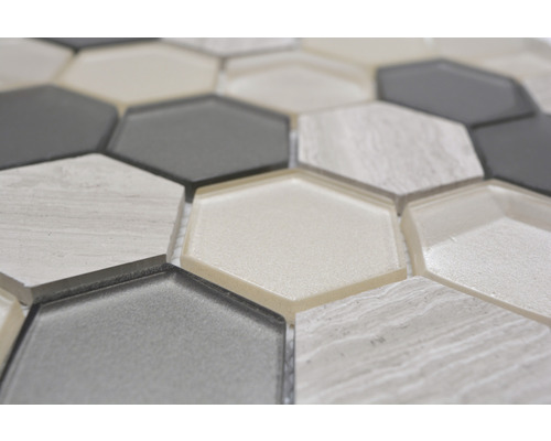 Prim-plan cu plăci de mozaic hexagonale în diferite finisaje