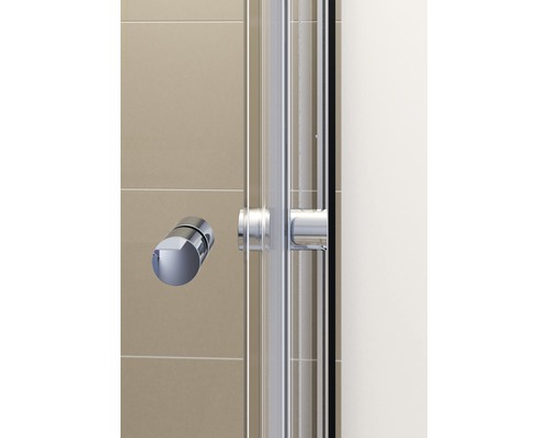 Imagine detaliată a unei cabine de duș cu mâner și feronerie