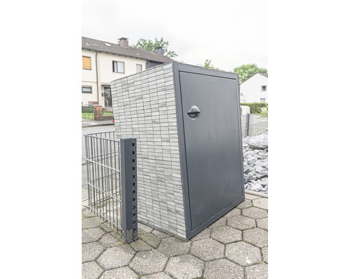 Cutie de gunoi gri cu ușă și model de cărămidă