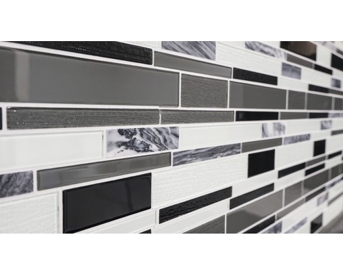 Prim-plan cu o faianță mozaic cu bucăți dreptunghiulare de sticlă și marmură