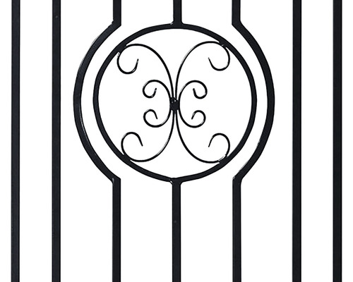 Prim-plan cu un gard metalic cu ornament decorativ circular