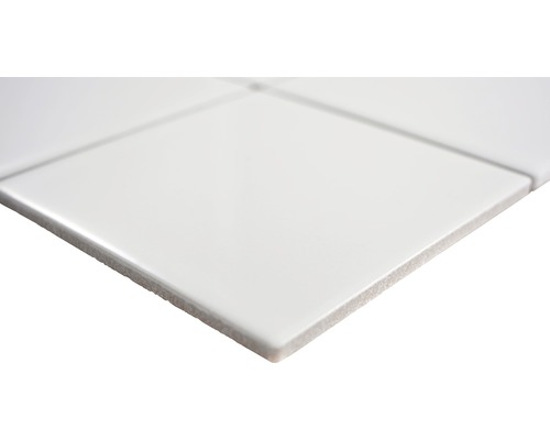 Prim-plan cu o faianță ceramică albă