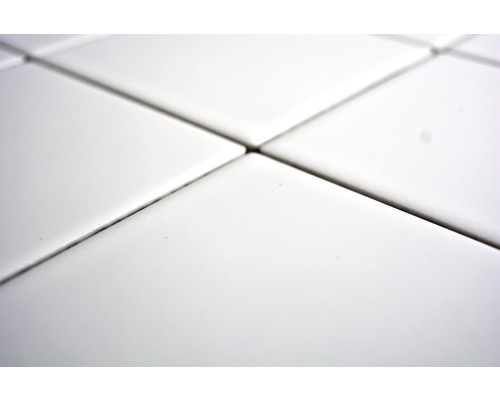 Prim-plan cu plăci pătrate albe cu rosturi