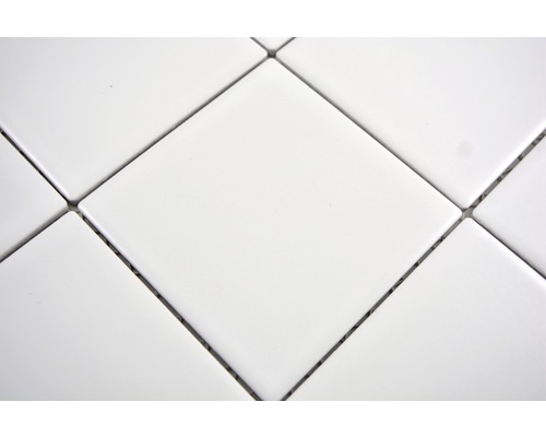 Prim-plan cu plăci pătrate albe cu rosturi