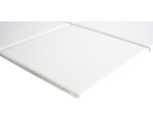 Prim-plan cu plăci ceramice albe.