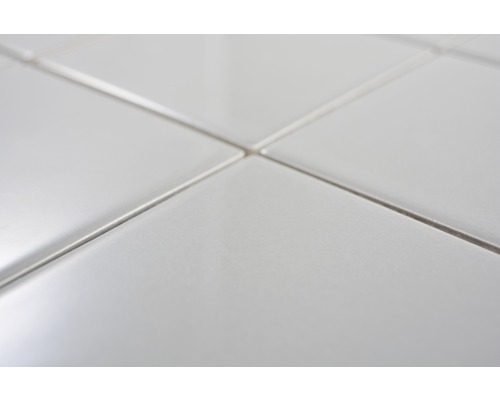 Prim-plan cu plăci ceramice albe cu rosturi