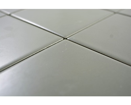 Prim-plan cu plăci ceramice cu rosturi