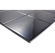 Prim-plan cu plăci ceramice pătrate