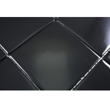 Prim-plan cu plăci ceramice negre